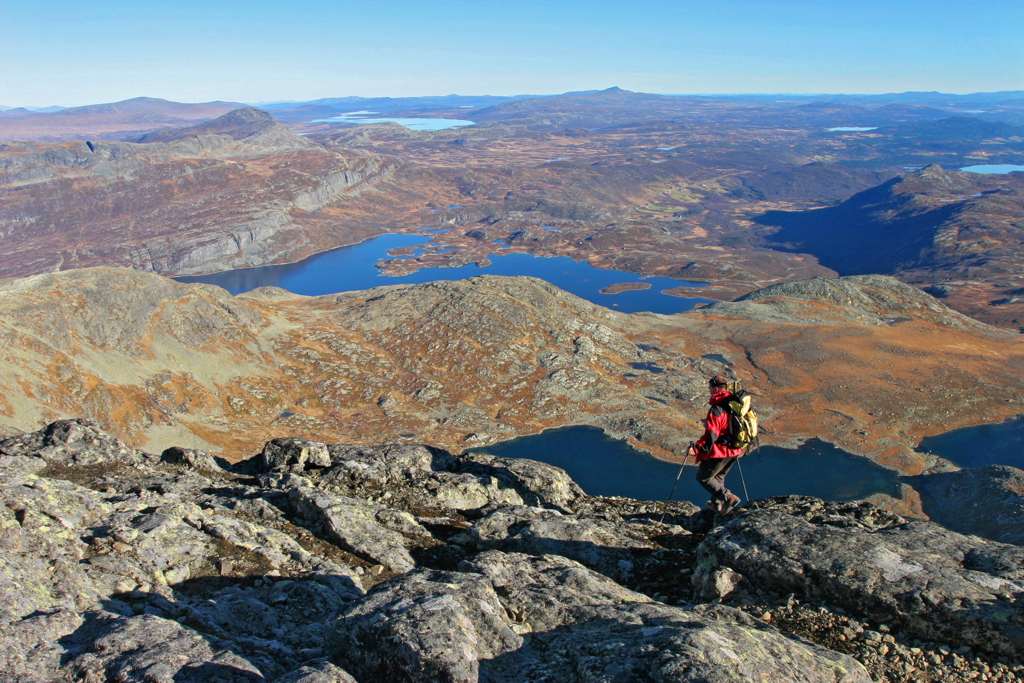 Turgåer på Mugnetind med fantastisk utsikt over Jotunheimen og Valdres i høstfarger.