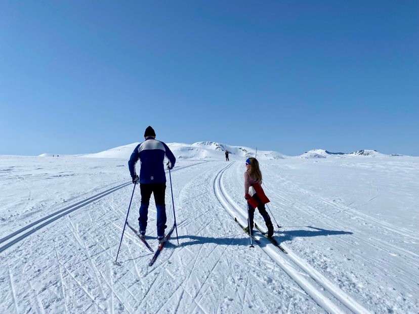 Skiløpere i vårsol på Valdresflye