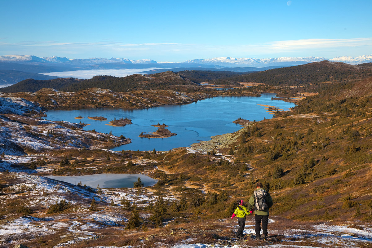 På tur til Bjørgovarden i Aurdalsåsen. Høstfarger og snødryss på bakken, utsikt til Langevatnet og fjelltopper i horisonten.