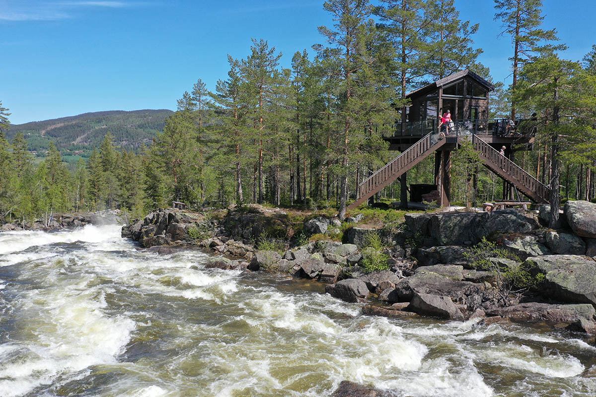 Tretopphytta ligger rett ved den store elva Aurdøla.