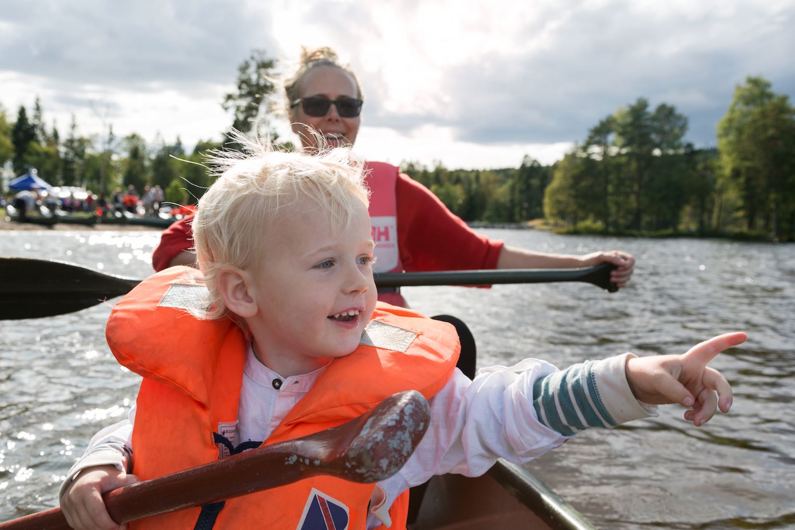 Barn og unge ute i kano under Friluftslivets uke