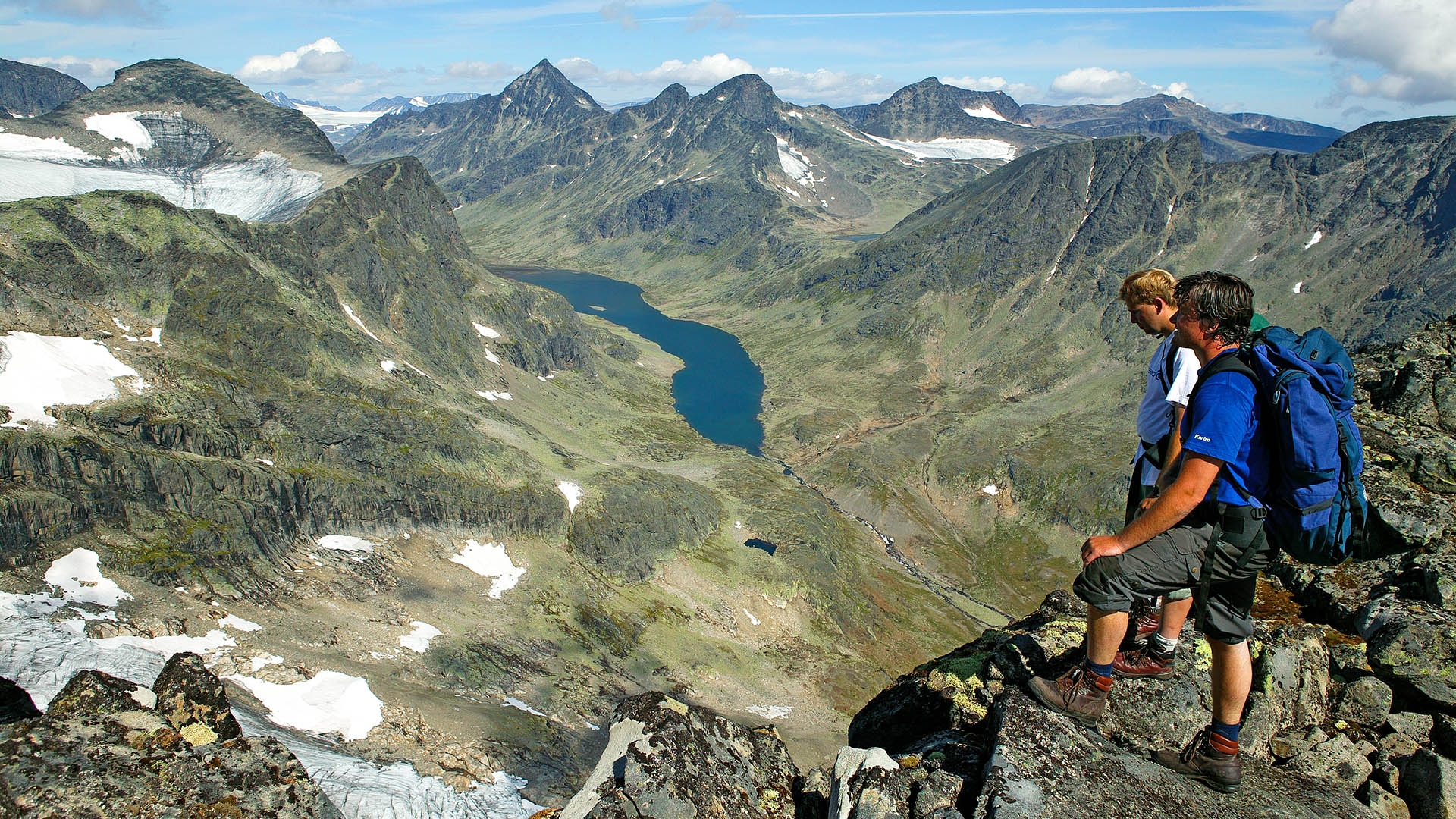 Utsikten fra Øystre Torfinnstind over Jotunheimen.