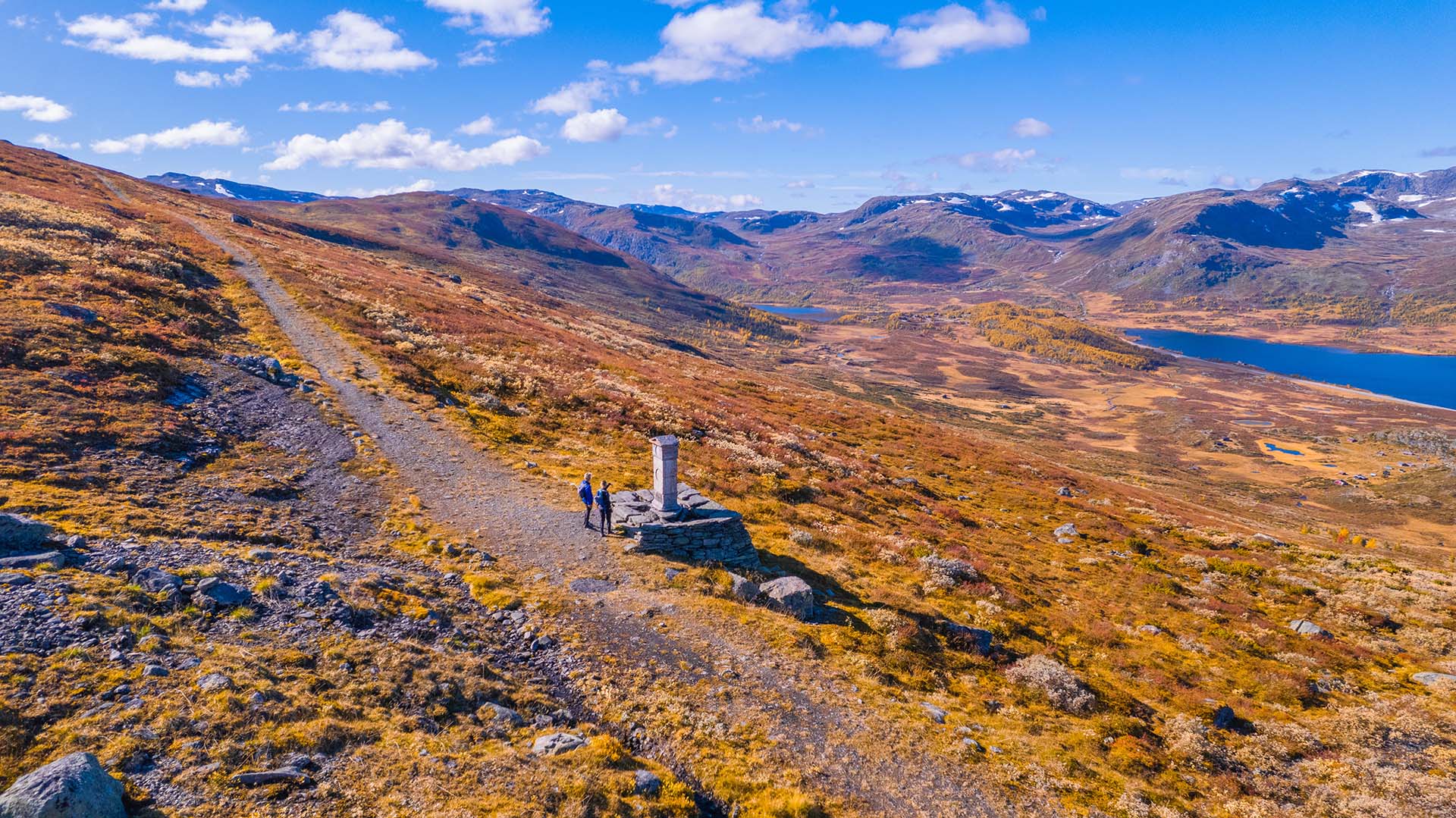 Dronebilde over høstfarget høyfjell