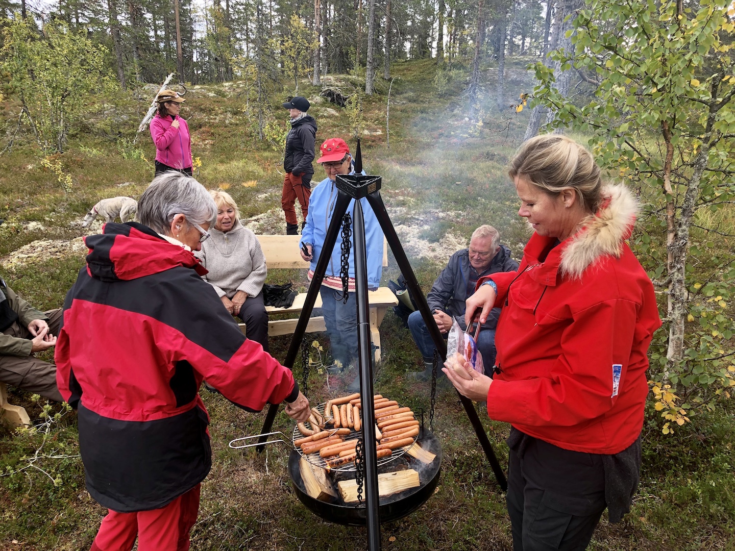 Det ble servert pølser på åpningen