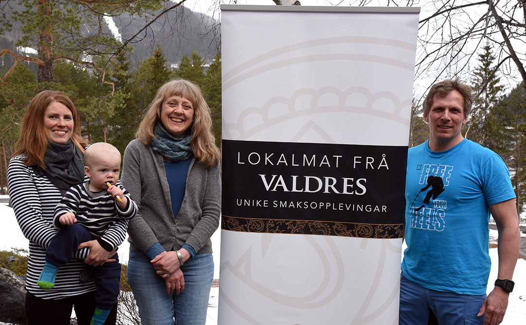 Sentrale personar: Frå venstre prosjektleiar Ragnhild Mobæk og sonen Birger, Guri Grønolen, representant for fylkesmannen i Oppland og Henning Wangsnes i Valdres Natur- og Kulturpark. Foto: Nils Rogn