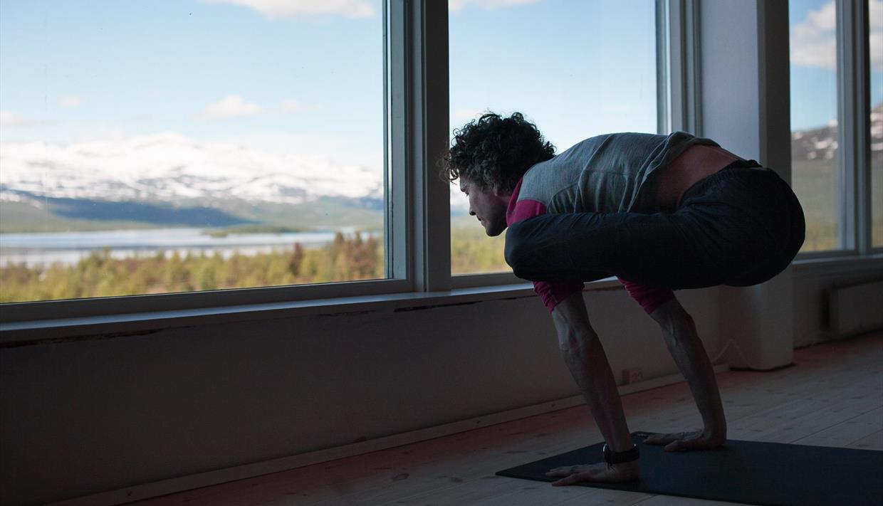 Fra yogasalen har man flott utsikt mot fjellene.