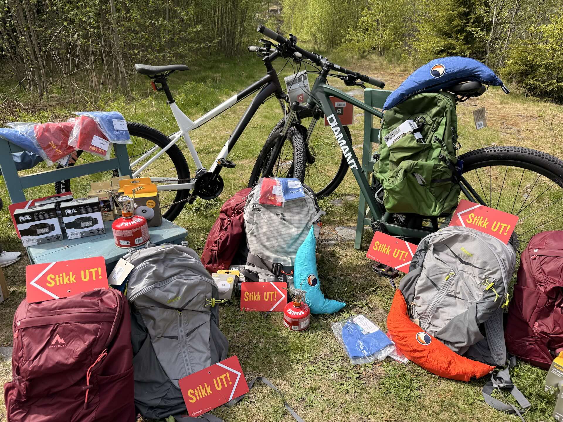 Bilde av ulike premier som sykler, tursekker, hodelykter osv