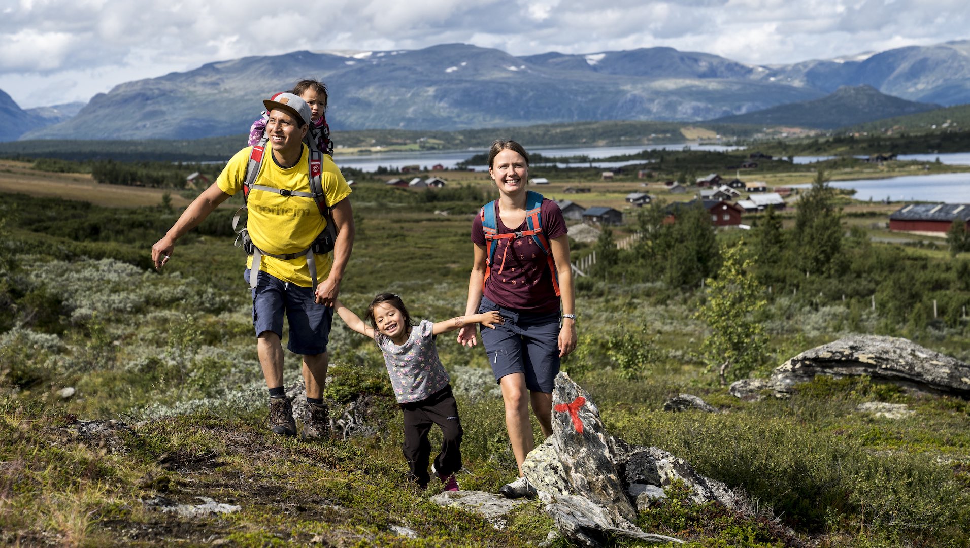 Familie er ute og går i fjellheimen