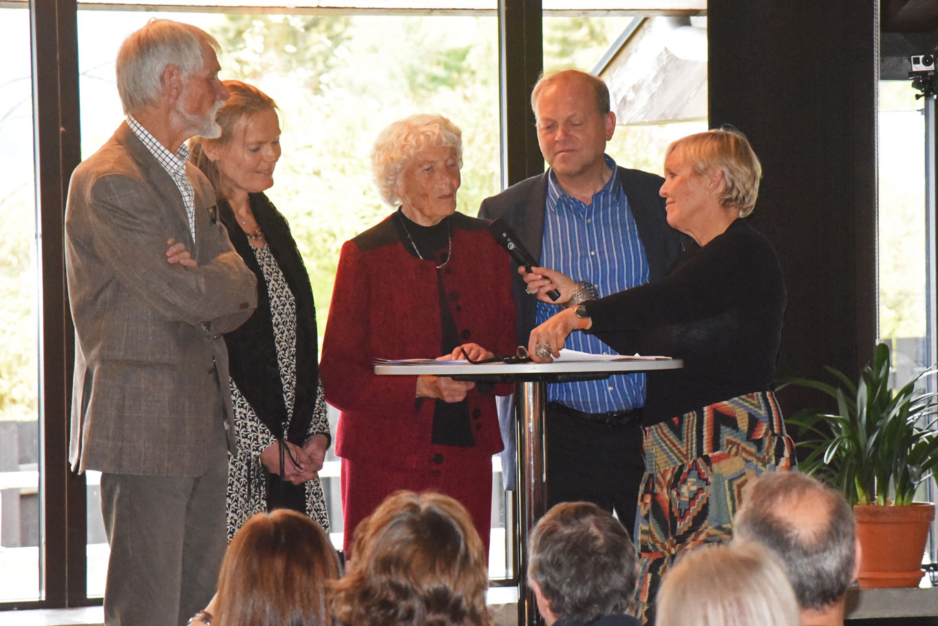 Frå venstre Jørgen Bjørgo, Sigrin Bjørgo, Bjørg Gullbekk Bjørgo, Tore Bjørgo og Lisbeth David-Andersen.