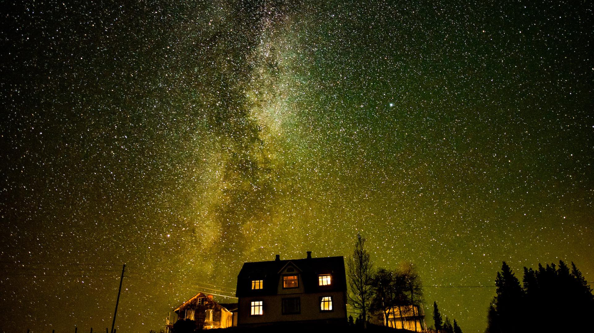 Stjernehimmel lyser opp over et hus