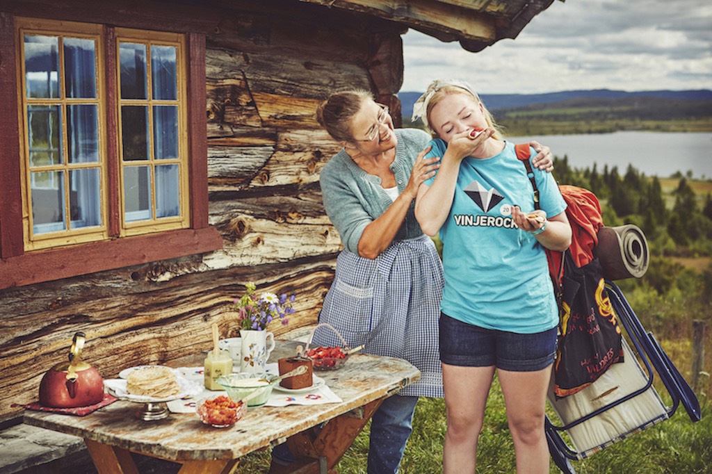 Mor og datter hygger seg med lokalmat i fjellet