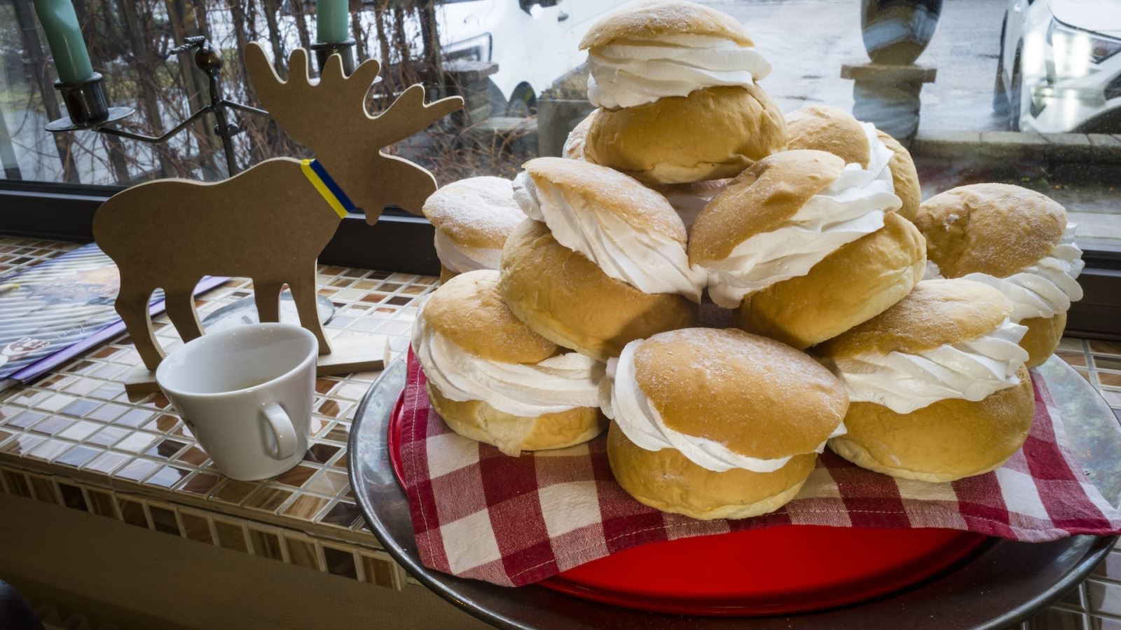 Fastelavensboller i vinduskarmen