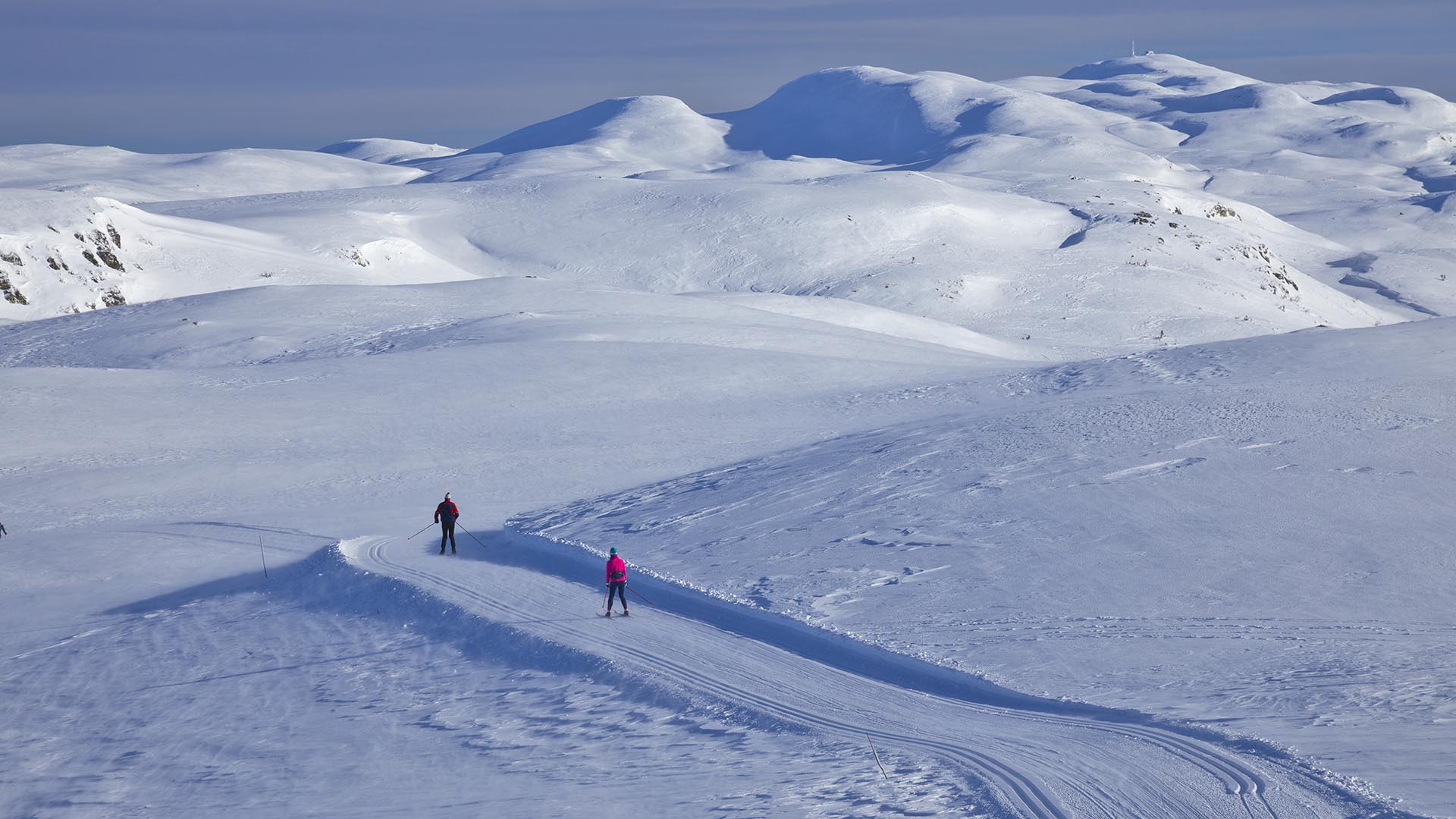 Skiløyper i vakkert vinterlandskap på Jomfruslettfjell i Etnedal