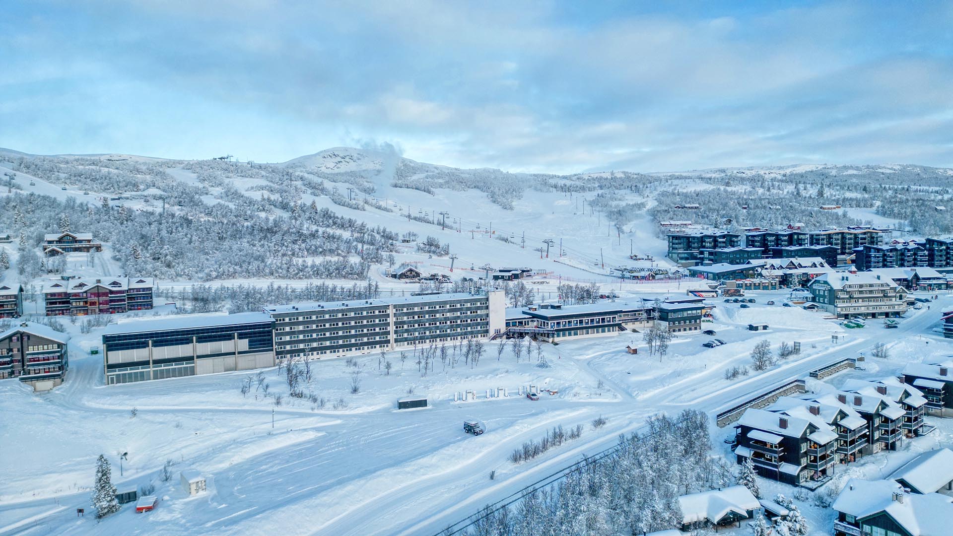 Hotellkompleks foran et skianlegg