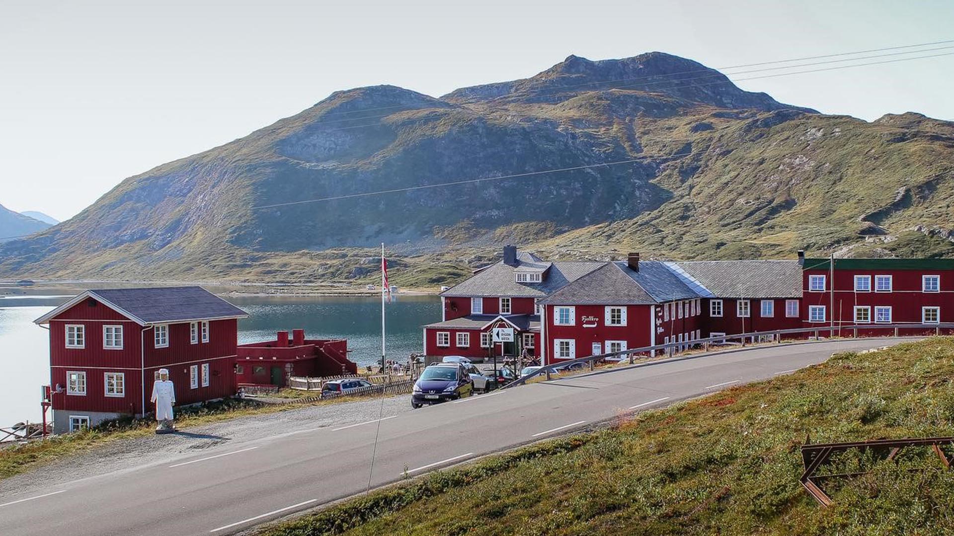 Bygdin Fjellhotell i front, fjell og innsjø i bakgrunn.