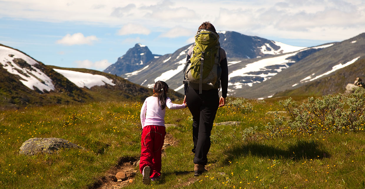 Mor og datter på tur innover fjellet mot Heimre Fagerdalen.