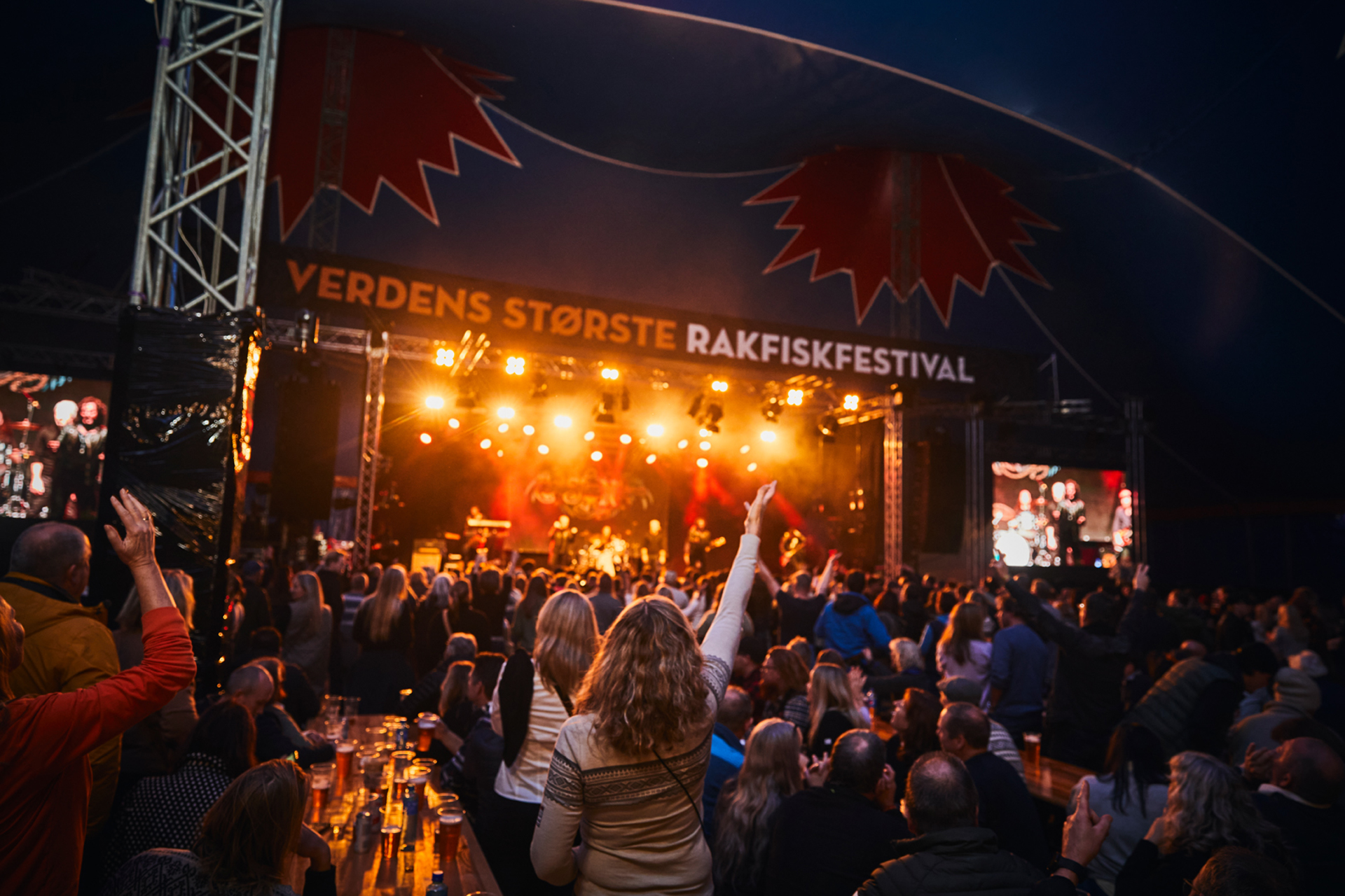 Konsert i storteltet under Rakfiskfestivalen